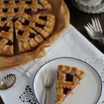 Eine klassische Linzer Torte ist immer eine gute Wahl. Der Kuchen hält sich super für ein paar Tage.