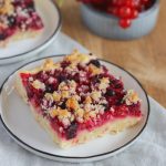 Beerenkuchen mit Kokos-Mandel-Streusel vom Blech.