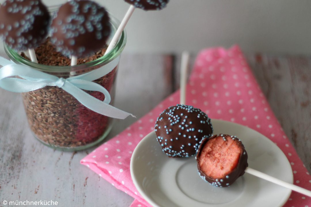 Cake Pops mit rosa Rührteig, Vollmilchschokolade und Streuseln ... Cake Pops mit rosa Rührteig, Vollmilchschokolade und Streuseln ...