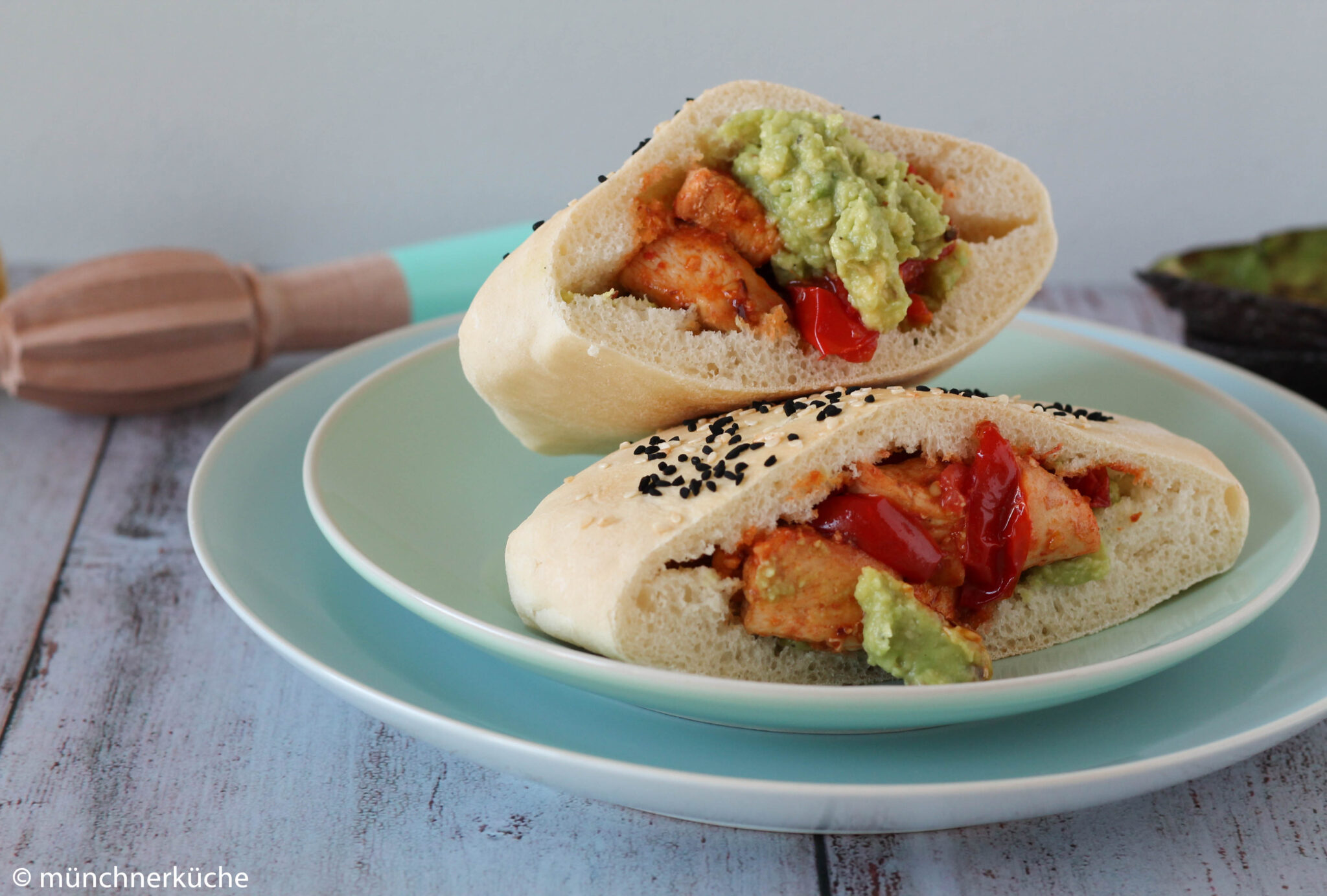 Scharfes Hähnchen mit Guacamole im Pita Brot - münchner-küche