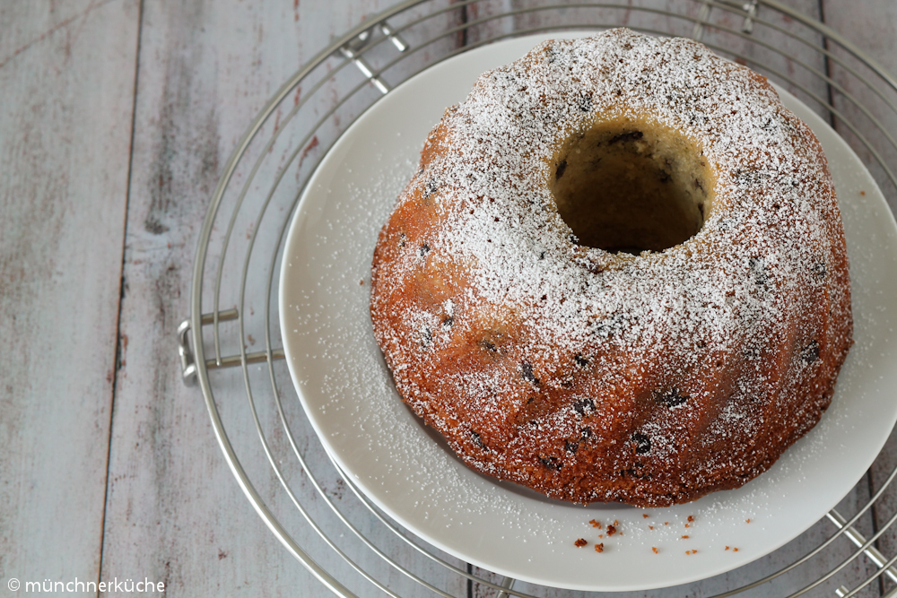 Feiner Mandel-Gugelhupf mit Schokostückchen - münchner-küche