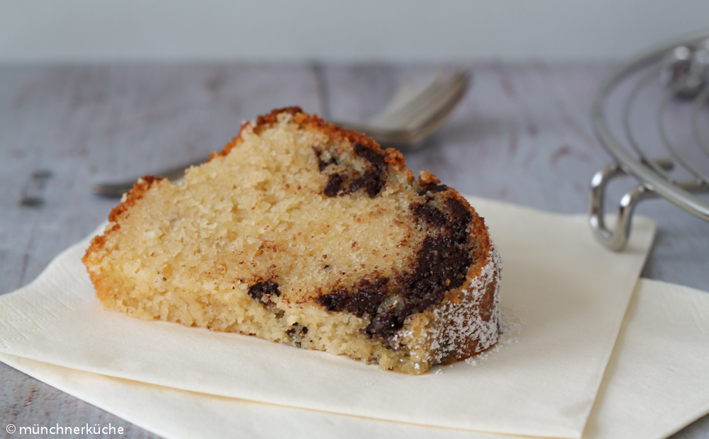 Feiner Mandel-Gugelhupf mit Schokostückchen - münchner-küche