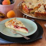 Saftiger Käsekuchen mit Aprikosen, Zwetschgen und Streuseln.