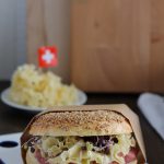 Frische Bagels mit Hummus und Schweizer Käse.