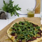 Flammkuchen mit Roter Bete und Walnuss-Pesto.