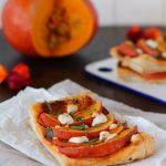 Kürbis-Blätterteig-Teilchen mit Ziegenkäse. Der perfekte Herbstsnack.