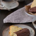 Flammende Herzen. Ein Sandteiggebäck, dass mit Marmelade gefüllt wird.