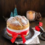 Italienischer Panettone mit Schokolade und Pistazien.