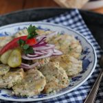 Saure Knödel sind ein Bayrisches Gericht und werden aus kalten Semmelknödeln gemacht. Mariniert mit einem essigreichen Dressing. www.muenchner-kueche.de