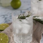 Der Longdrink besteht aus Gin mit Rosmarinsirup. Aufgefüllt wird mit spritzigem Mineralwasser.