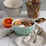 Selbstgemachtes Granola mit Nüssen und Schokolade. Schmeckt super mit Milch oder Naturjoghurt.