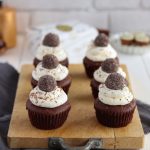 Die Schwarzwälder-Kirsch-Cupcakes haben ein Sahnetopping und eine gefüllte Kirschwasserpraline on Top.