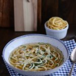 Bei uns heißt sie Flädlesuppe, in Österreich nennt man sie Frittatensuppe und Bayern sagt Pfannkuchensuppe. Perfekt für einen kühlen Tag im Februar.