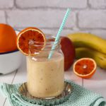 Ein Orangen-Bananen-Apfel-Smoothie kann einen guten Energieschub liefern.