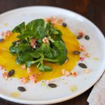 Ein farbenfrohes Carpaccio aus gelber Bete mit Feldsalat und säuerlicher Apfelvinaigrette.