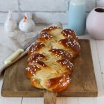 Einfacher Hefezopf mit Hagelzucker.