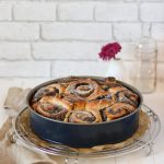 Viele einzelne Mohnschnecken werde zu einem Kuchen zusammengesetzt.