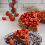 Ein großes Stück Erdbeerkuchen darf im Sommer nicht fehlen.