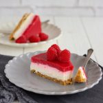 Der Himbeer No Bake Cheesecake ist im Sommer ein richtig erfrischender Kuchen.