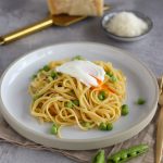 Ein Teller voll Glück: Pasta mit frischen Erbsen und pochiertem Ei.