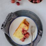 Köstlicher Stachelbeerkuchen. Die Stachelbeeren werden dafür im Ofen geröstet und dann im Rührkuchen verarbeitet.