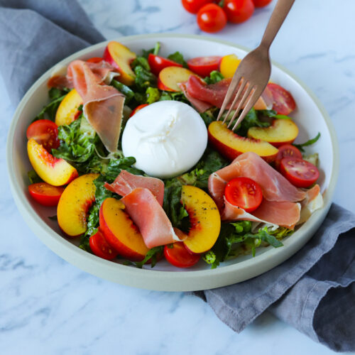 Salat mit Nektarinen, Serrano und Burrata