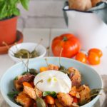 Ein guter italienischer Brotsalat, auch Panzanella genannt, besteht aus wenigen Zutaten.