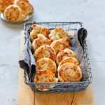 Feiner Snack: Flammkuchen-Blätterteig-Schnecken