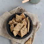 Eine Ladung Rosmarin-Oliven-Cracker.