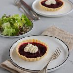 Rote-Bete-Tartelettes mit Meerrettichcreme.