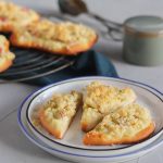 Rhabarber-Streusel-Taler mit Vanillepudding.