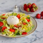 Knackig frischer Erdbeer-Fenchel-Salat mit Burrata.