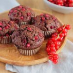 Saftige Schokoladen-Muffins mit säuerlichen Johannisbeeren.