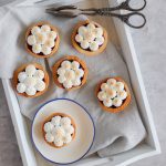 Hübsche Heidelbeer-Tartelettes mit Baiserhaube.