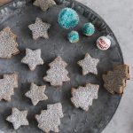 Weihnachtsplätzchen mit Mohn und Kirschmarmelade.