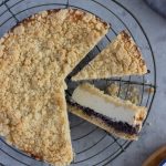 Der Käsekuchen mit Mohn und Streuseln schmeckt besonders köstlich.