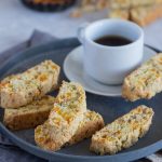 Cantuccini mit Aprikosen, Aprikosen & Rosmarin.