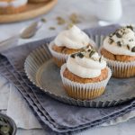 Feine Karotten-Kardamom-Cupcakes. Passend zur Osterzeit.