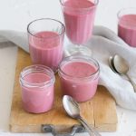 Fruchtige Rhabarber-Creme mit Himbeeren.