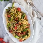 Pasta mit grünem Spargel, Tomaten und Gremolata.