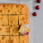 Blondies mit Kirschen