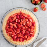 Klassischer Erdbeerkuchen mit Biskuitboden, Vanillepudding und Tortenguss.