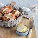 Schwäbische Laugenbrötchen aus Hefeteig.