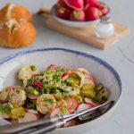 Einfaches Rezept für Weißwurstsalat mit Radieschen.