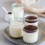 Joghurt-Panna-cotta mit Heidelbeersauce