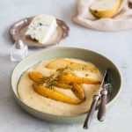 Polenta mit Birnen und Roquefort