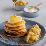 Joghurt-Pancakes mit Honig und Bratapfelkompott.