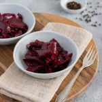 KLassischer Rote Bete Salat mit Essig-Öl-Dressing.