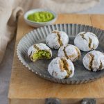 Weiche Matcha Cookies mit Puderzucker.