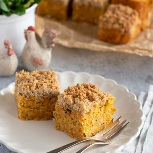 Saftiger Karottenkuchen mit Streusel